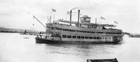 (Image: Steamer G. W. Hill on the water)